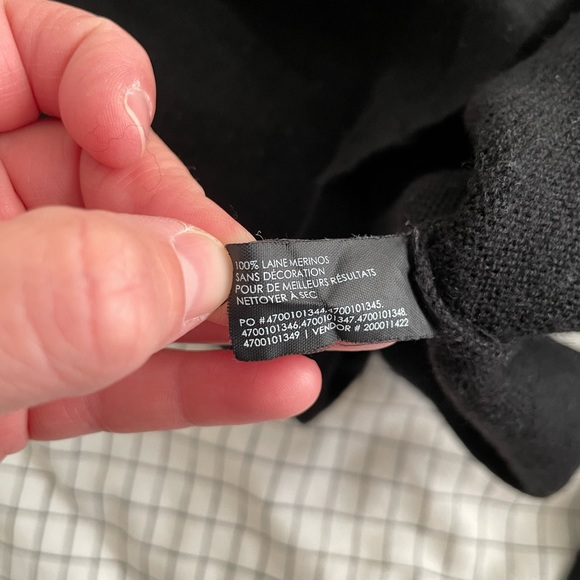 Club Monaco 100% Merino Wool sweater - Picture 5 of 5